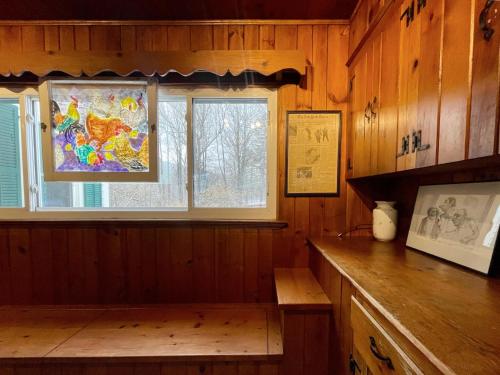 a room with a window and a bench in a cabin at Twin Oaks Near Lake Wallenpaupack Historic Home in Hawley