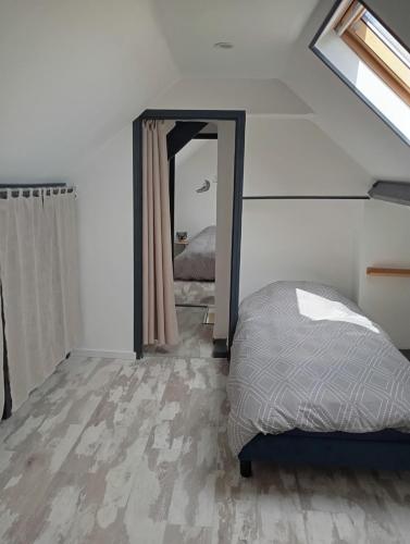 Ein Bett oder Betten in einem Zimmer der Unterkunft L'Echappée Quéantaise, Parking, Jardin, au calme