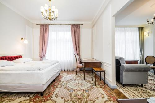 a hotel room with a bed and a chair at Househost Apt: Starowiślna 75/3/1 in Krakow
