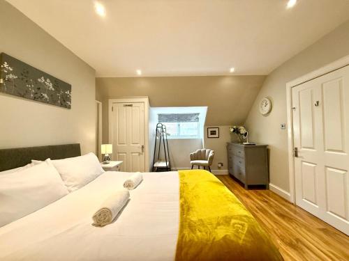 Giường trong phòng chung tại Historic Mews House 2BR in Edinburgh City Centre