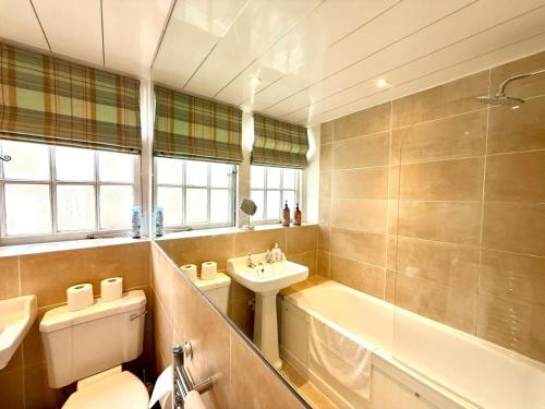 Phòng tắm tại Historic Mews House 2BR in Edinburgh City Centre