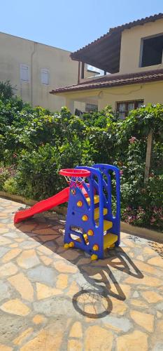 Ο χώρος παιχνιδιού για παιδιά στο Aliaj Guest House