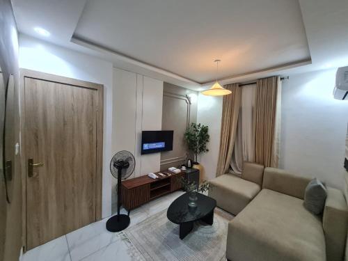 Una televisión o centro de entretenimiento en zendidi's luxury apartments