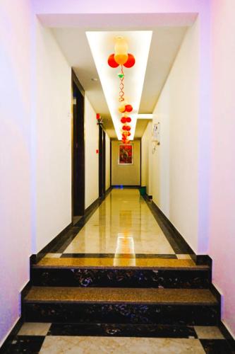 an empty hallway with a chandelier in a building at Hotel NYASHA Ox Suites Near Delhi Airport in New Delhi