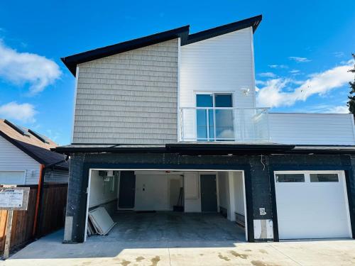 una grande casa bianca con garage di Cozy 2 Bedroom Suite Pet Friendly Garage a Edmonton