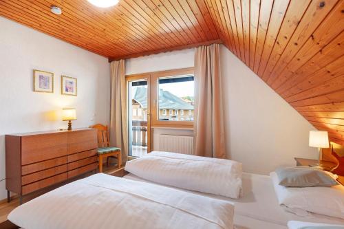 ein Schlafzimmer mit zwei Betten und einem großen Fenster in der Unterkunft Haus Barbara in Außertal