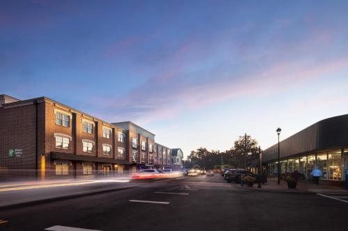 a city street with cars driving down a street with buildings at Holiday Inn Express & Suites - Dahlonega - University Area by IHG in Dahlonega