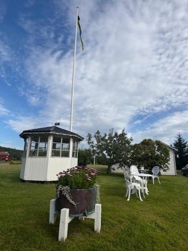 a gazebo with a table and chairs in a yard at Sörnäsgården Bed & Breakfast in Lima