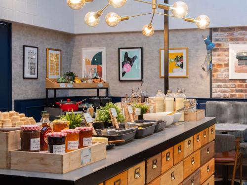 Makanan di atau berdekatan hotel