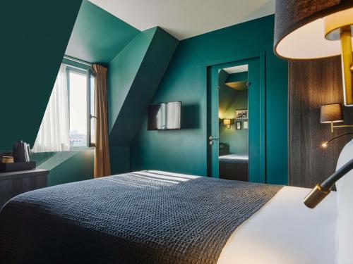 a bedroom with green walls and a bed at Mercure Paris Tour Eiffel Pont Mirabeau in Paris