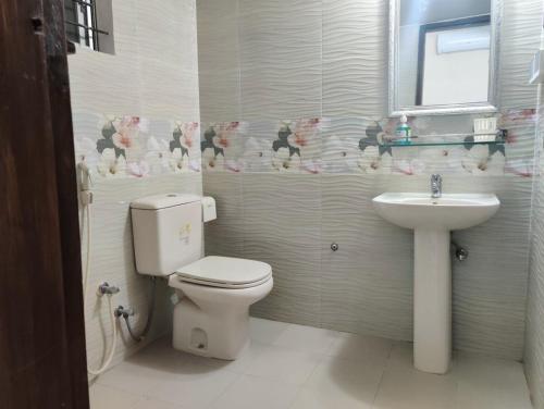 Ένα μπάνιο στο 3 AC BHK Furnished Apartment for Rent in Mohakhali DOHS Khonikaloy 1