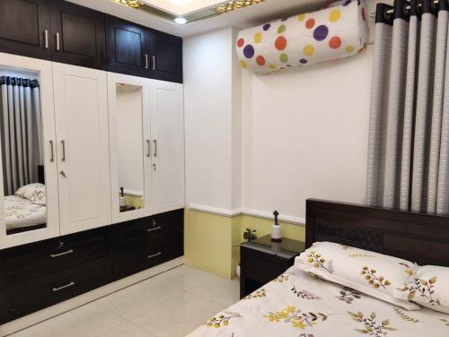 Ένα ή περισσότερα κρεβάτια σε δωμάτιο στο 3 AC BHK Furnished Apartment for Rent in Mohakhali DOHS Khonikaloy 1