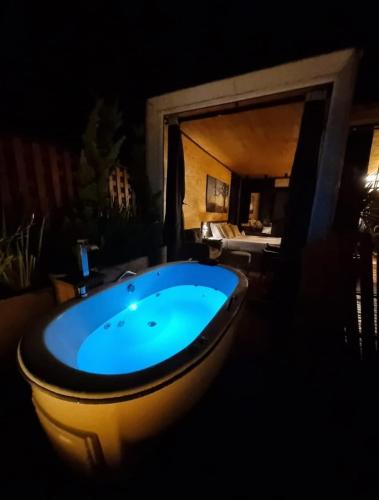 a large blue tub in a dark room at Parador dos Canyons in Cambará