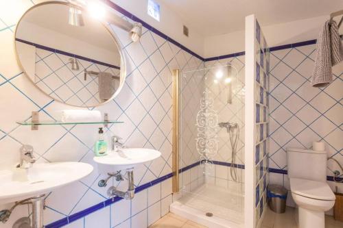 een badkamer met twee wastafels en een douche bij La Quinta Heights -6 Bed Villa-private Pool in San Miguel de Abona