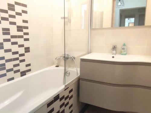 イゾラ 2000にあるBel Appartement Rénové au Pied des Pistes à Isola 2000 - FR-1-292-132のシャワー、浴槽、洗面台を備えたバスルーム