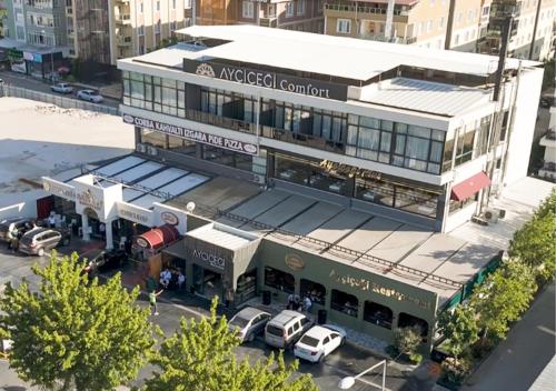 een uitzicht boven een gebouw met auto's op een parkeerplaats bij Ayçiçeği Comfort Otel in Edirne