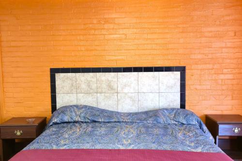 Un ou plusieurs lits dans un hébergement de l'établissement Way Side Inn by Hotel O Dallas near Fair Park Downtown