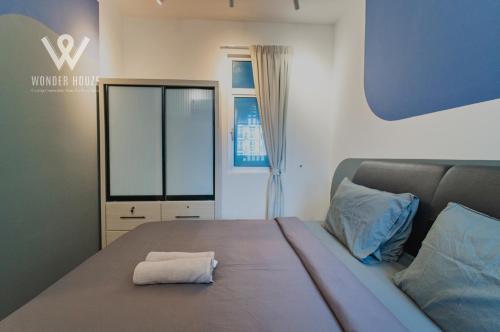 une chambre avec un lit avec une serviette dessus dans l'établissement 6pax Family-Friendly 3BR Stay in Kajang, à Kajang