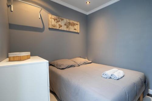 a bedroom with a bed with two towels on it at Ty Kastell - A côté du Château in Pontivy