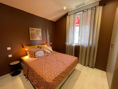 a bedroom with a bed and a window at Maison rénovée Lacanau Ocean in Lacanau