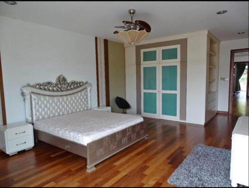 um quarto com uma cama branca e uma janela em relex banglo em Semenyih