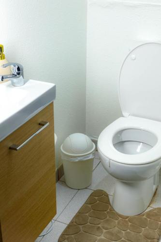 a bathroom with a toilet and a sink at Emeraude & Lagon in Pointe-à-Pitre