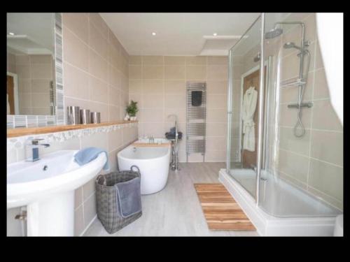Ένα μπάνιο στο Stunning Views, Hot Tub, 5 minutes to Chester