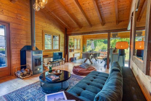 Peaceful Mountain Chalet for 4, with Garden, Games & BBQ