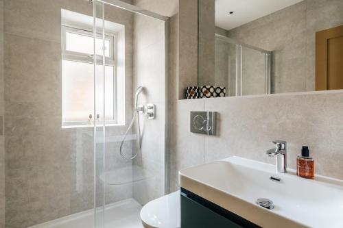 Bilik mandi di Hermes Hotel by Nestor