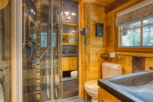 Peaceful Mountain Chalet for 4, with Garden, Games & BBQ
