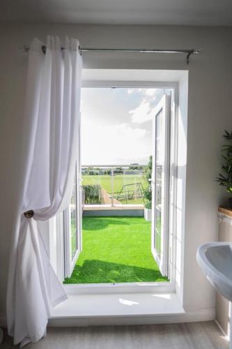 Κήπος έξω από το Stunning Views, Hot Tub, 5 minutes to Chester