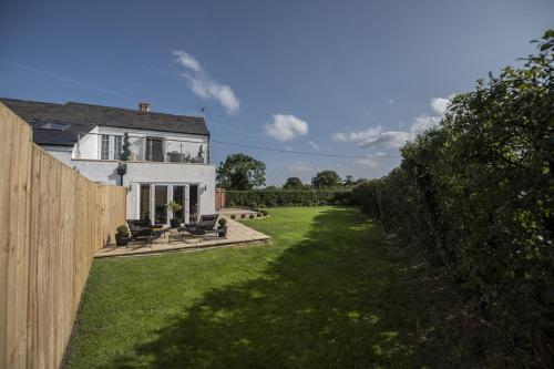 Κήπος έξω από το Stunning Views, Hot Tub, 5 minutes to Chester
