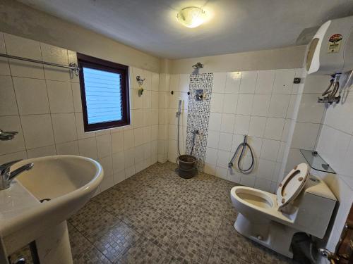 Bilik mandi di Royal Vista - Guest House