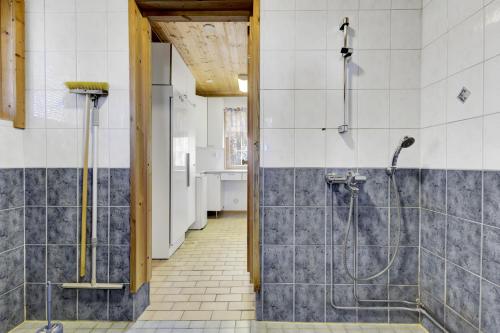 a bathroom with a shower and a sink at Villa Mörhön Maja - Valkea Homes in Pelkosenniemi