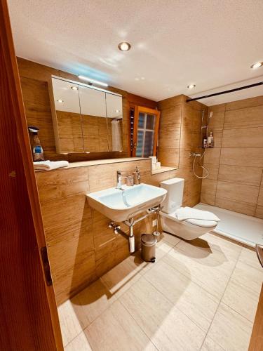 Ένα μπάνιο στο Lakeview Swiss Chalet with Hot Tub near Interlaken