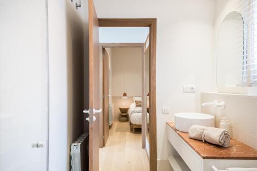 Mediterranean Retreat with 4-Bedroom, 3-Bath Apartment in Barcelona