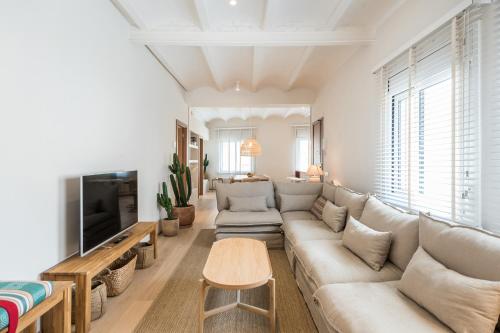 Mediterranean Retreat with 4-Bedroom, 3-Bath Apartment in Barcelona