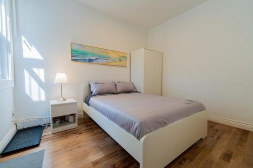 Katil atau katil-katil dalam bilik di Newly Renovated 3BR 2BA Spacious and Modern