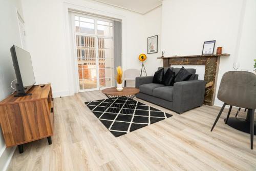 Телевизор и/или развлекательный центр в Stylish Flat with Terrace in Cheltenham Centre