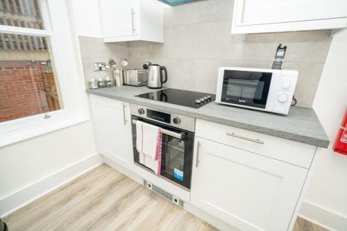 Кухня или мини-кухня в Stylish Flat with Terrace in Cheltenham Centre
