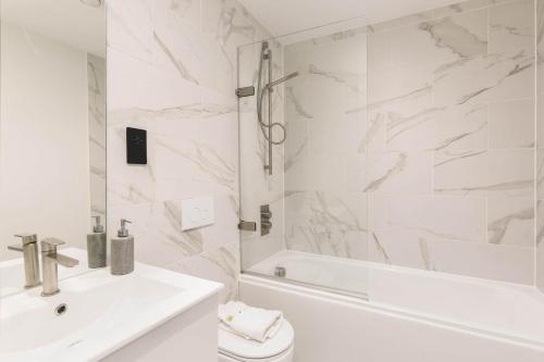 Chic 2 Bed Flat in Central Birmingham photo 16