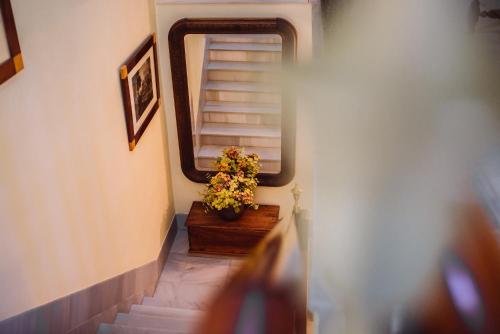 a staircase with a mirror and a potted plant at Hotel Playa de Regla in Chipiona