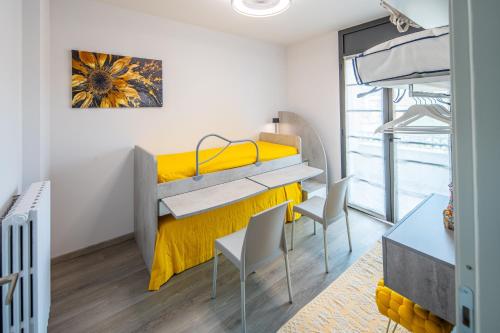 a bedroom with a bunk bed and a table and chairs at Locazione Turistica L'Aurora in Alba