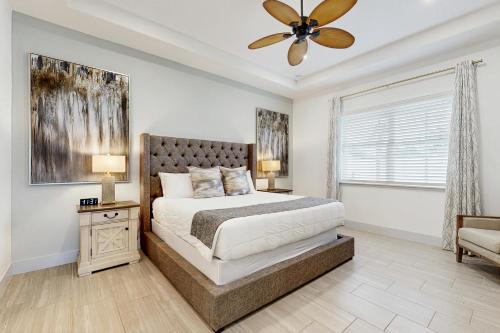 Postel nebo postele na pokoji v ubytování Enchanting house with heated pool, full kitchen, central AC, & washer/dryer