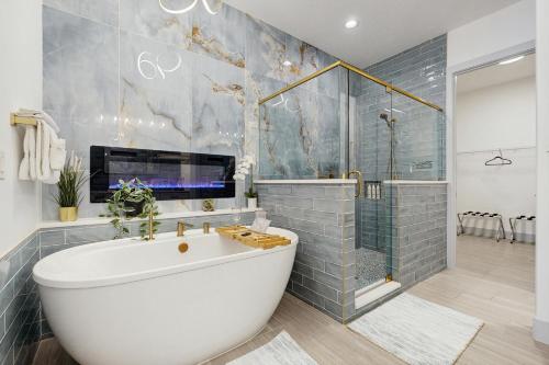 Koupelna v ubytování Enchanting house with heated pool, full kitchen, central AC, & washer/dryer