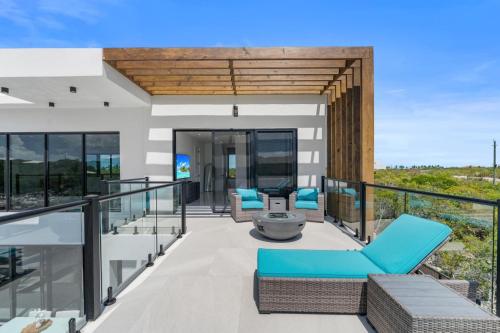 Балкон или терраса в Private Villa Stay with Pool BBQ and Beach Nearby