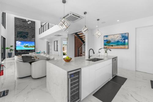 Кухня или мини-кухня в Private Villa Stay with Pool BBQ and Beach Nearby
