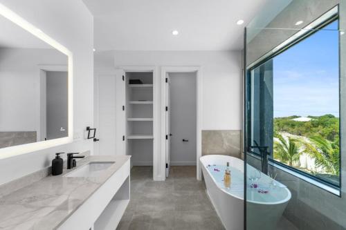 Ванная комната в Private Villa Stay with Pool BBQ and Beach Nearby