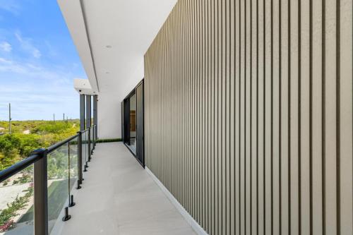 Балкон или терраса в Private Villa Stay with Pool BBQ and Beach Nearby