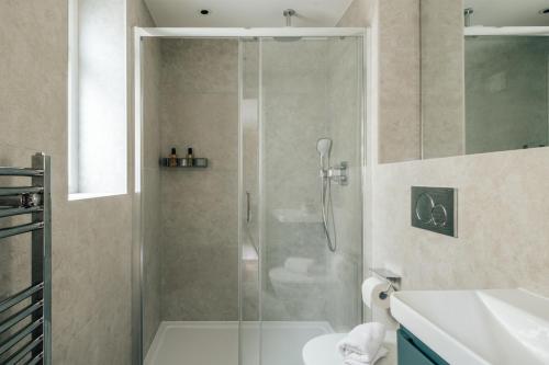 Bilik mandi di Hermes Hotel by Nestor
